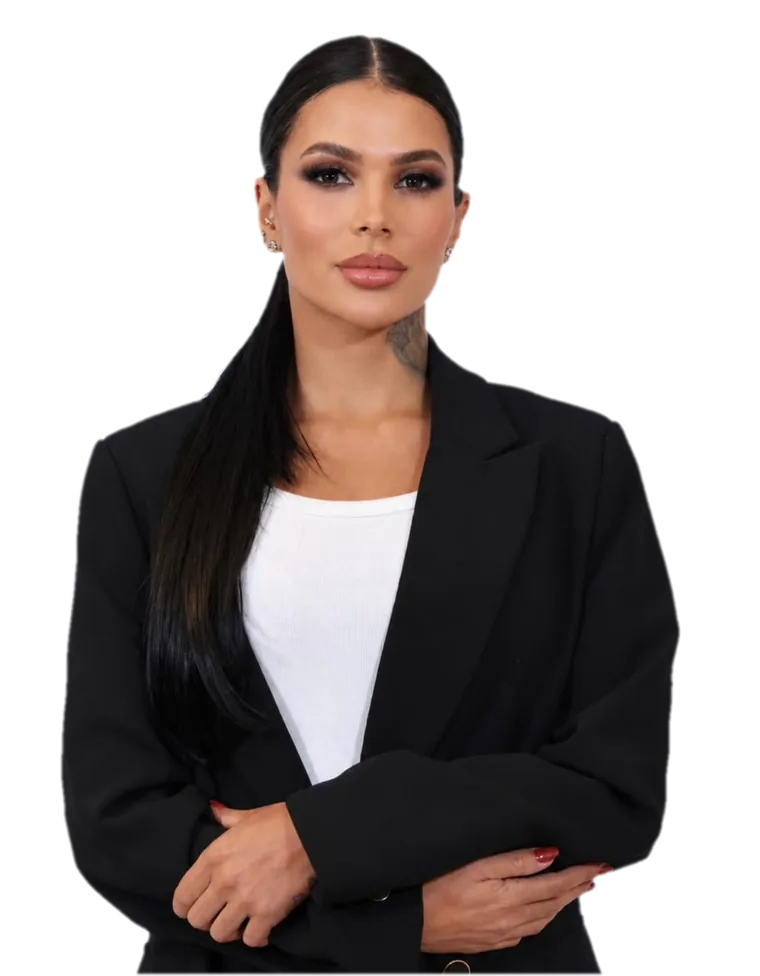 Luana Villar, consultora imobiliária, de blazer preto e braços cruzados