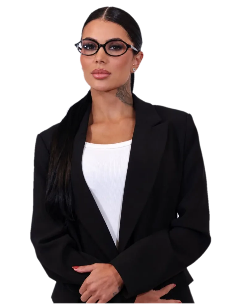 Luana Villar, consultora imobiliária, de óculos e blazer preto